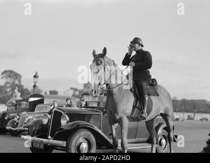 Reportage Paris Description: Agent à cheval sur La Place de la Concorde Date: 1935 lieu: France, Paris mots clés: Voitures, chevaux, police, images de rue Banque D'Images