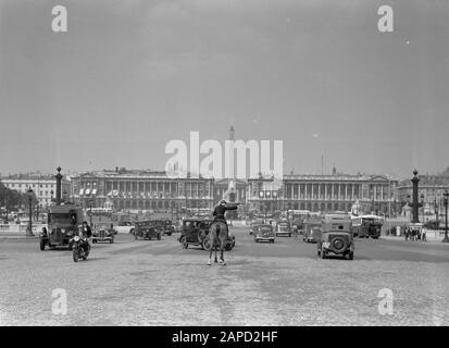 Reportage Paris Description: Agent à cheval sur La Place de la Concorde Date: 1935 lieu: France, Paris mots clés: Voitures, police, images de rue Banque D'Images