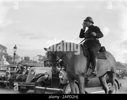 Reportage Paris Description: Agent à cheval sur La Place de la Concorde Date: 1935 lieu: France, Paris mots clés: Voitures, chevaux, police, images de rue Banque D'Images