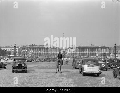 Reportage Paris Description: Agent à cheval sur La Place de la Concorde Date: 1935 lieu: France, Paris mots clés: Voitures, police, images de rue Banque D'Images