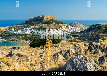 Vue sur le village et la magnifique côte à Lindos sur l'île de Rhodes Grèce Europe Banque D'Images