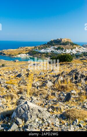 Vue sur le village et la magnifique côte à Lindos sur l'île de Rhodes Grèce Europe Banque D'Images