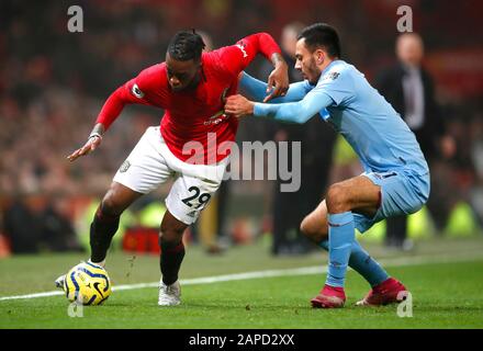 Aaron Wan-Bissaka de Manchester United (à gauche) et Dwight McNeil de Burnley se battent pour la balle lors du match de la Premier League à Old Trafford, Manchester. Banque D'Images