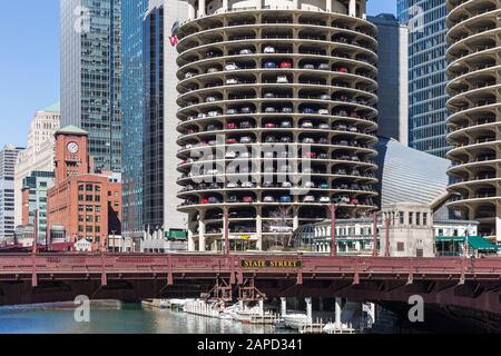 Chicago, États-Unis - 7 avril 2018 : la terrasse circulaire unique de Marina City et divers bâtiments environnants le long de la rivière Chicago. Banque D'Images