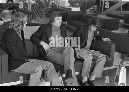 Ajax To Madrid, Gerry Kleton, Jan Mulder Et Johan Cruijff Date : 22 Avril 1973 Lieu : Noord-Holland, Schiphol Mots Clés : Sport, Football, Footballeurs Nom Personnel : Cruijff, Johan, Kleton, Gerry, Mulder, Jan Banque D'Images