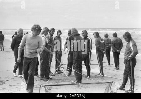 AJAX sur la plage près de Wassenaar, joueurs regardant aux visiteurs de crevettes Date: 27 septembre 1972 lieu: Wassenaar, South-Holland mots clés: Sport, plages, joueurs de football Nom de l'institution: AJAX Banque D'Images