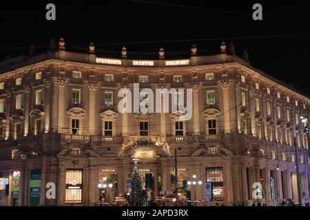 La maîtrise de la réserve Starbucks s'est réunie à Milan dans un palais de style Liberty merveilleux, l'ancienne station de poste du quartier de San Babila. Banque D'Images