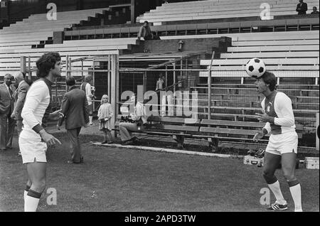AJAX présente une nouvelle sélection (Amsterdam); Lubecke et Evertse Date: 13 juillet 1977 lieu: Amsterdam, Noord-Holland mots clés: Sport, football Nom De La Personne: Lubecke Nom de l'institution: AJAX Banque D'Images