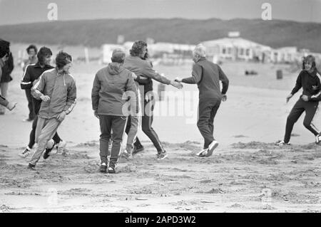 AJAX sur la plage près de Wassenaar, joueurs regardant aux visiteurs de crevettes Date: 27 septembre 1972 lieu: Wassenaar, South-Holland mots clés: Sport, plages, joueurs de football Nom de l'institution: AJAX Banque D'Images