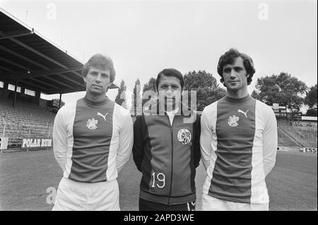 AJAX présente une nouvelle sélection (Amsterdam); Lubecke, Evertse et Ivic Date: 13 juillet 1977 lieu: Amsterdam, Noord-Holland mots clés: Sport, football Nom personnel: IVIC, Lubecke Nom de l'institution: AJAX Banque D'Images