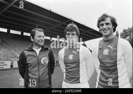 AJAX présente une nouvelle sélection (Amsterdam); v.l.n.n. entraîneur Ivic, Evertse et Lubecke Date: 13 juillet 1977 lieu: Amsterdam, Noord-Holland mots clés: Sport, football Nom personnel: IVIC, Lubecke Nom de l'institution: AJAX Banque D'Images