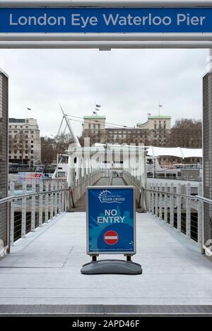 Signalisation de Londres, panneau d'entrée no London, no People London, London Eye, plate-forme vide, London Eye Waterloo Pier, South Bank, Londres UK 2020 Banque D'Images