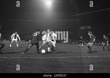 AJAX contre Benfica 1-0, demi-finale Europacup I; Neeskens (à droite) en action Date: 5 avril 1972 mots clés: Sport, football Nom de l'institution: Benfica Banque D'Images