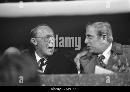 AJAX contre Benfica 1-0, demi-finale coupe européenne I; Prince Bernhard et Jaap van Prague Date: 5 avril 1972 mots clés: Sport, stands, football Nom personnel: Bernhard (prince Pays-Bas), Prague, Jaap de l'institution Nom: Benfica Banque D'Images
