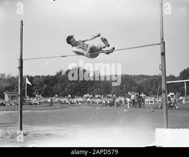 Athletics Pays-Bas Belgique, Herssens champion belge High Jump Date: 28 août 1955 mots clés: ALETICS, HIGH-JUP, champion Nom personnel: Herssens Banque D'Images