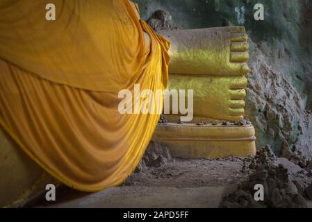 Bouddha Incliné Dans La Grotte De Khan Kra Dai À Prachuap Khiri Khan, Thaïlande. Banque D'Images