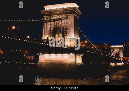 Vue nocturne d'un célèbre pont de la chaîne Szechenyi de Budapest, un pont suspendu qui s'étend sur le Danube entre Buda et Pest, l'ouest et l'est Banque D'Images