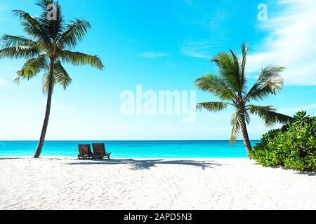 Vue Panoramique Sur Une Belle Journee Ensoleillee Sur La Plage De Sable Aux Maldives Concept De Voyage Tropical Photo Stock Alamy