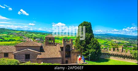 Gradara village médiéval vue du château, Pesaro et Urbino, région des Marches, Italie Europe Banque D'Images