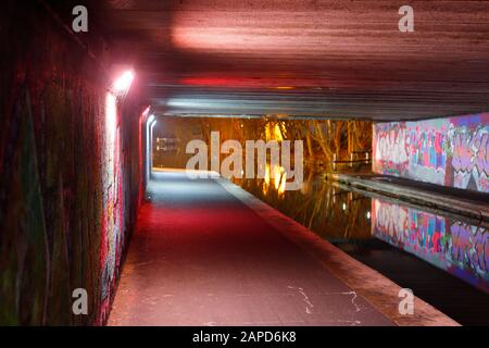 Réflexions sur l'art de la rue sous un pont à Leeds, qui traverse la Leeds jusqu'au canal de Liverpool sur la route Wellington Banque D'Images