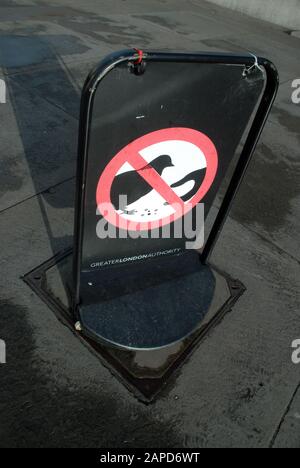 Signe interdisant l'alimentation des pigeons, Trafalgar Square, Londres. Banque D'Images