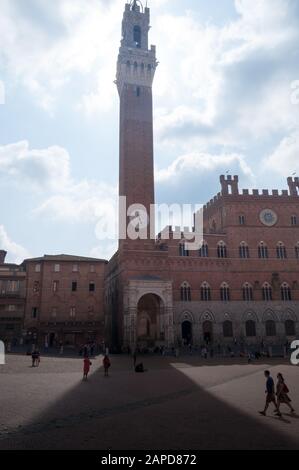 Sienne, ITALIE 17 septembre 2019 place Campo (Piazza del Campo), Palazzo Piazzico et Tour Mangia (Torre del Mangia) à Sienne, Toscane, Italie. Banque D'Images