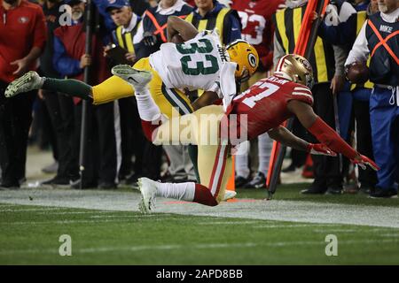 San Francisco 49ers linebacer Dre Greenlaw (57) conduit Green Bay Packers à retourner Aaron Jones (33) hors limite pendant le match de championnat NFL football NFC, dimanche 19 janvier 2020, à Santa Clara, Californie. Les 49ers ont battu les Packers 37-20 pour passer au Super Bowl. (Photo par IOS/ESPA-Images) Banque D'Images