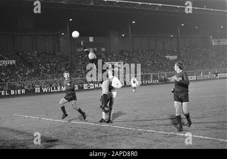 AJAX contre Hanovre 96 dans le stade olympique d'Amsterdam dans la coupe Europa pour les villes de Jaarbeurs (3-0). Gardien de but Horst Podlasly van Hannover atteint le ballon avant que Johan Cruijff ne reçoive une chance Annotation: Gauche (recherche vers le haut) Rainer Stiller Date: 24 septembre 1969 lieu: Amsterdam, Noord-Holland mots clés: Sport, football Nom personnel: Cruijff, Johan Nom de l'institution: Europa Cup Banque D'Images