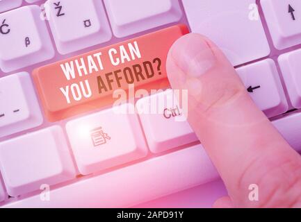 Signe de texte montrant ce Que Vous Pouvez Vous Permettre question. La photo d'affaires qui nous présente Nous Donne votre budget de disponibilité de l'argent Banque D'Images