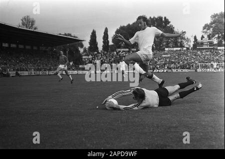 AJAX contre NEC 4-0, Johan Neeskens saute sur le gardien de but Sobczak, numéro 31 NEC-Trainer W. Coerver Date: 10 septembre 1972 mots clés: Sport, football Nom personnel: Coerver, Wheel, Neeskens, Johan Banque D'Images