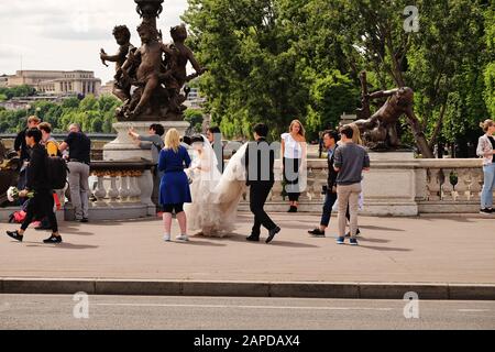 Les touristes, les blogueurs et les Brides veulent tous une photo sur le beau pont de statues Pont Alexandre III Banque D'Images