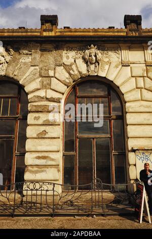 mascaron allégorique sur une grande fenêtre voûtée à la gare principale de Prague; Praha Hlavní Nádraí par l'architecte tchèque Josef Fanta Banque D'Images