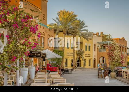 La promenade avec des restaurants à Abu Tig Marina à El Gouna, Egypte, 11 janvier 2020 Banque D'Images