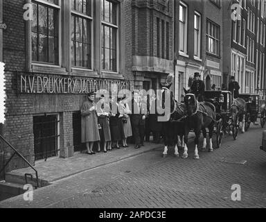 Offrir l'almanach étudiant. Imprimerie Jacob de Campen Amsterdam. Commission de l'Almanac du corps des étudiants d'Amsterdam aux travaux d'édition et d'impression Van Campen. Là, le directeur de la maison d'édition Van Campen, M. C.H. van der Belt, a remis la première copie du 126ème Almanac aux prières du comité almanach, F. Melchior. Les praèses ont ensuite donné une copie aux praèses de la commission féminine, mej. H. Scheltema. Date : 3 février 1956 mots clés : impression, offres Nom personnel : Campen, Jacob van Banque D'Images