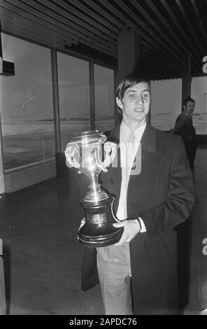 AJAX de retour de Lisbonne à Schiphol Johan Cruijff avec le CUP Date : 20 février 1969 lieu : Noord-Holland, Schiphol mots clés : CUPS Nom personnel : Cruijff, Johan Banque D'Images