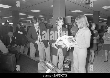 AJAX de retour à Schiphol après le match contre Arsenal Date: 23 mars 1972 lieu: Noord-Holland, Schiphol mots clés: Sport, footballeurs Nom de l'établissement: Arsenal Banque D'Images