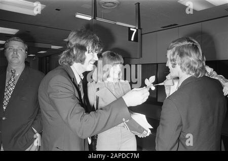 AJAX de retour à Schiphol après match contre Arsenal, nr. 16 Blankenburg avec enfant Date: 23 mars 1972 lieu: Noord-Holland, Schiphol mots clés: Sport, footballeurs Nom de l'établissement: Arsenal Banque D'Images