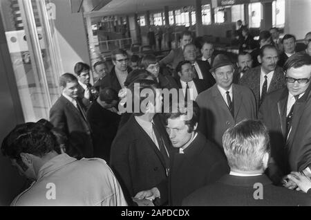 AJAX quitte pour Trnava de Schiphol pour le match contre Spartak Trnava dans l'Europacup semi-final de Cruijff, de Prague, Muller, Suurendonk, Muller, Great, Date: 22 avril 1969 lieu: Noord-Holland, Schiphol mots clés: Sport, départ, footballeurs Nom personnel: Cruijff, Johan, Groot, Muller, Suntak, Europa Trontak Banque D'Images