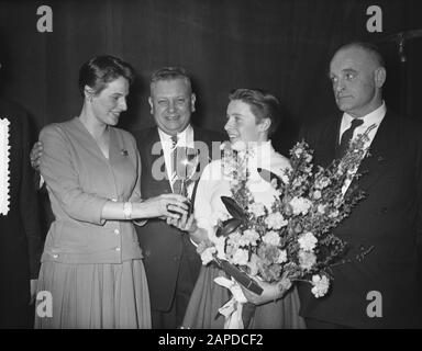 Avro Election Sportsman de l'année 1955. (Moyenne) Mary Kok sportswoman 1955, (gauche) Geertje Wielema qui décerne la coupe (sportif 1954), (moyenne) Jan de Vries (président KNZB). Entraîneur droit de natation Jan Sender Annotation: Il n'y avait pas de distinction entre les athlètes masculins et féminins à l'époque. Il n'y avait qu'une catégorie Date: 8 février 1956 lieu: Amsterdam mots clés: Prix, athlètes, prix sportifs Nom personnel: Kok, Mary, Sender, Jan, Vries, Jan de (KNZB), Wielema, Geertje Institutionname: Avro Banque D'Images