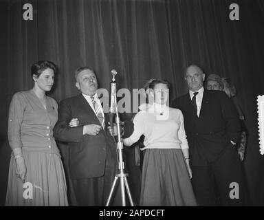 Avro Election Sportsman de l'année 1955. (Vlnr) Geertje Wielema (sportswoman 1954), Jan de Vries (président KNZB), (milieu) Mary Kok sportswoman 1955), entraîneur de natation Jan Sender Annotation: Il n'y avait pas de distinction entre les athlètes masculins et féminins à l'époque. Il n'y avait qu'une catégorie Date: 8 février 1956 lieu: Amsterdam mots clés: Prix, athlètes, prix sportifs Nom personnel: Kok, Mary, Sender, Jan, Vries, Jan de (KNZB), Wielema, Geertje Institutionname: Avro Banque D'Images