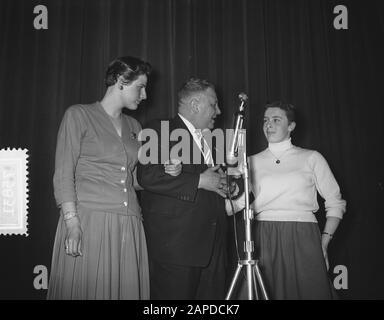 Avro Election Sportsman de l'année 1955. Geertje Wielema, Jan de Vries (président KNZB), Mary Kok (sportif 1955) (milieu) Annotation: Il n'y avait pas de distinction entre les athlètes masculins et féminins à l'époque. Il n'y avait qu'une catégorie Date: 8 février 1956 lieu: Amsterdam mots clés: Prix, athlètes, prix sportifs Nom personnel: Kok, Mary, Vries, Jan de (KNZB), Wielema, Geertje Banque D'Images