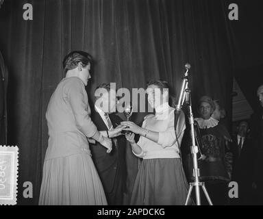 Avro Election Sportsman de l'année 1955. (Moyenne) Mary Kok sportswoman 1955, (gauche) Geertje Wielema qui décerne la coupe, (moyenne) Jan de Vries (président KNZB) Annotation: Il n'y avait pas de distinction entre les athlètes masculins et féminins à l'époque. Il n'y avait qu'une catégorie Date: 8 février 1956 lieu: Amsterdam mots clés: Prix, athlètes, prix sportifs Nom personnel: Kok, Mary, Vries, Jan de (KNZB), Wielema, Geertje Banque D'Images