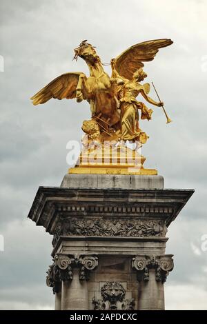 Renommée des Arts - la renommée des arts, près du Pont Alexandre III, le plus beau pont de Paris Banque D'Images