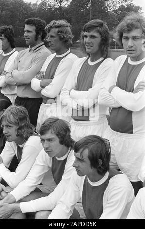 AJAX selection se présente à la presse, debout de Suurbier, Stuy, Keizer, Krol et Schilcher, assis de l.n.r Kleton, Mulder en Cruijff et [texte abandonné] Date: 17 juillet 1972 mots clés : sport, football Nom personnel: Cruijff, Johan, Keizer, Piet, Kleton, Gerry, Krol, Ruud, Mulder, Jan, Schilcher, Heinz, Stuy, Heinz, Suurbier, Wim Banque D'Images