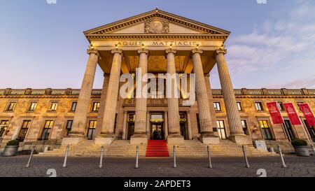 Wiesbaden Kurhaus et Casino Building aux couleurs du coucher du soleil, en hiver avec les fontaines et le jardin de bowling Banque D'Images