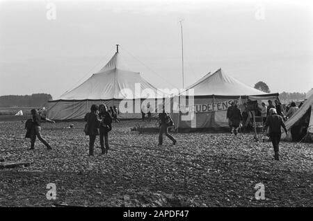 Les Actionistes arrêtent les actions et cassent le camp de tente à la centrale nucléaire de Dodewaard sur Description: Les gestionnaires d'action préparent le départ pour Date: 22 septembre 1981 lieu: Dodewaard, Gelderland mots clés: Activités actives, tentenkampen Banque D'Images