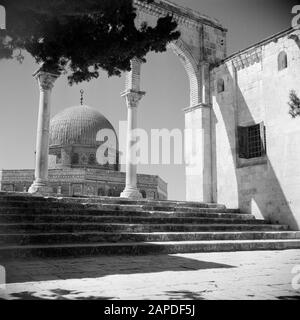 Moyen-Orient 1950-1955 : Jérusalem Description: Al Haram Esh-Sharif - Mont Du Temple. Un des portails menant à la plate-forme sur laquelle le Dôme du Rocher a été construit Annotation: Au moment de l'enregistrement de cet endroit était en Jordanie Date: 1950 lieu: Palestine, Jérusalem, Jordanie mots clés: Architecture, sanctuaires, Islam, dômes, piliers, carrés, portes, escaliers Banque D'Images