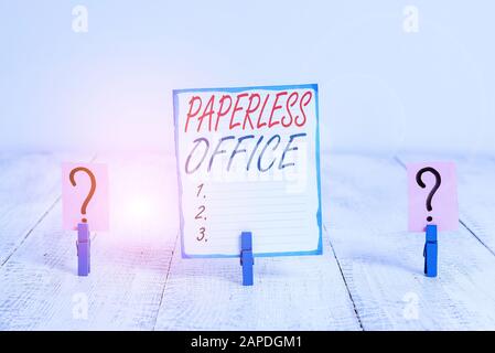 Note d'écriture montrant le bureau sans papier. Concept commercial pour l'environnement de travail dans lequel l'utilisation du papier est éliminée Feuille De Miettes avec des trombones Banque D'Images