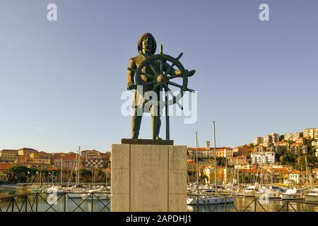 Monument à Cape Horniers, les courageux marins qui ont arrondi Cape Horn, dans le port de Porto Maurizio village de pêche, Imperia, Ligurie, Italie Banque D'Images