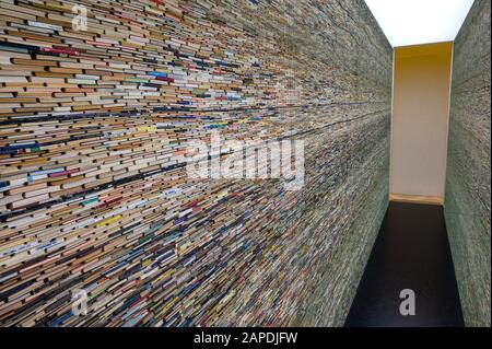 Sculptures et installations réalisées à partir d'innombrables livres de Matej Krén. Galerie De Bratislava City. Banque D'Images